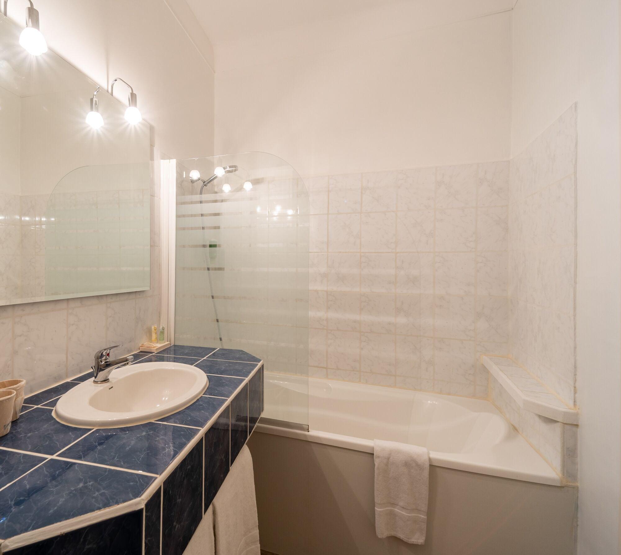 Best Western Le Comtadin Carpentras Bagian luar foto